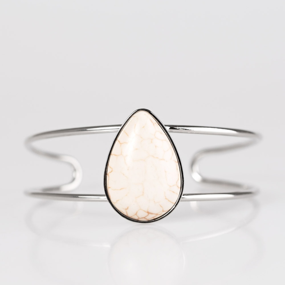 NWOT cream stone & silver tone bracelet